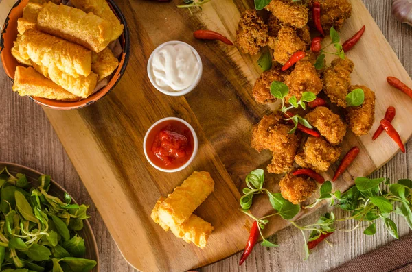 Palomitas de pollo con croquetas —  Fotos de Stock