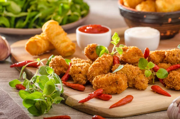 Pipocas de frango com croquetes — Fotografia de Stock