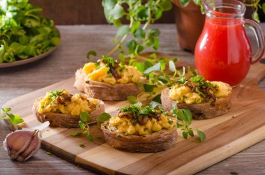 Sahanda yumurta tost otlar ile