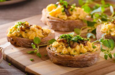 Sahanda yumurta tost otlar ile