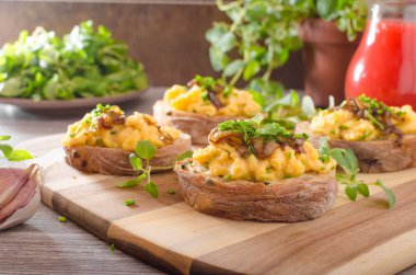 Sahanda yumurta tost otlar ile