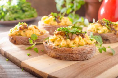 Sahanda yumurta tost otlar ile