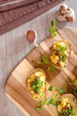 Sahanda yumurta tost otlar ile