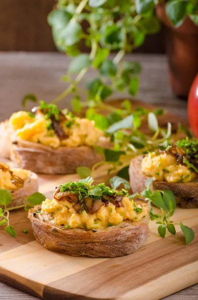 Uova strapazzate sul pane tostato con erbe — Foto Stock