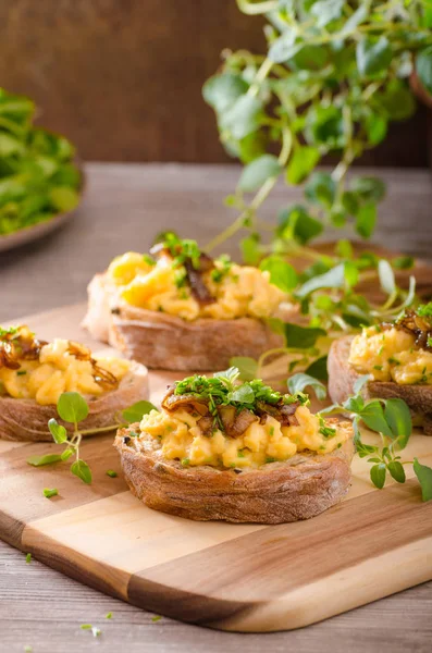 Huevos revueltos en tostadas con hierbas —  Fotos de Stock