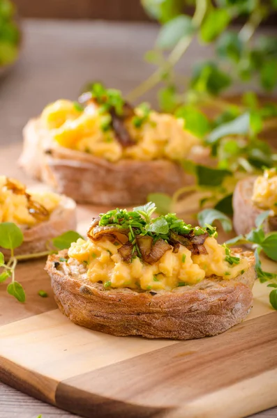 Huevos revueltos en tostadas con hierbas —  Fotos de Stock