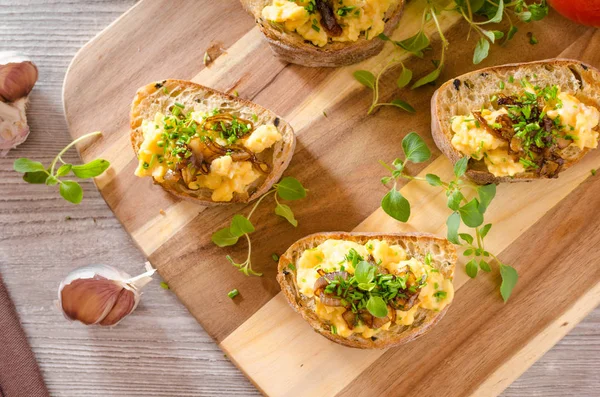 Huevos revueltos en tostadas con hierbas —  Fotos de Stock