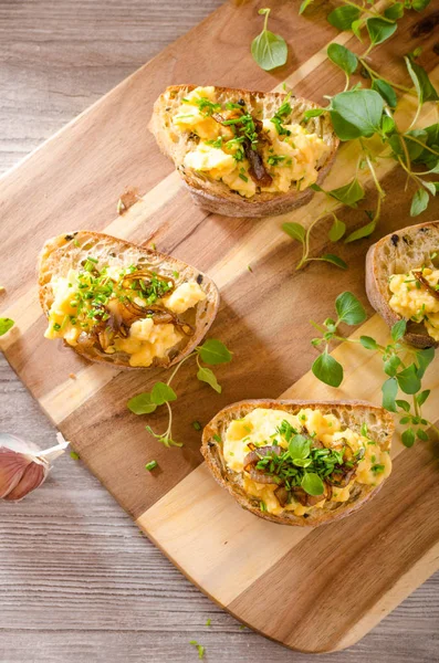 Huevos revueltos en tostadas con hierbas —  Fotos de Stock