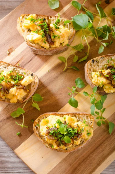 Scrambled eggs on toast with herbs — Stock Photo, Image