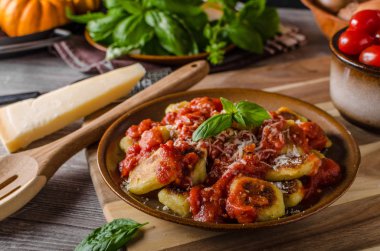 Kavrulmuş gnocchi domates sosu ile