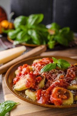 Kavrulmuş gnocchi domates sosu ile