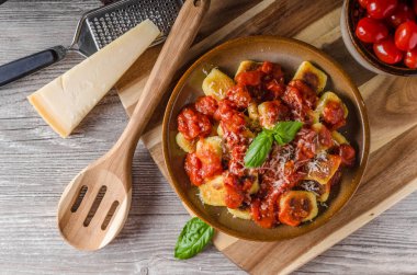Kavrulmuş gnocchi domates sosu ile