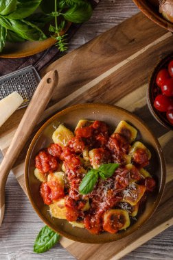 Kavrulmuş gnocchi domates sosu ile