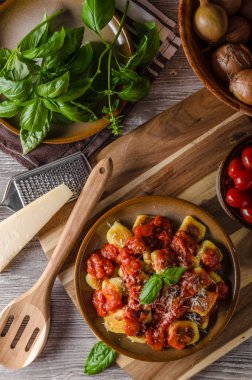 Kavrulmuş gnocchi domates sosu ile