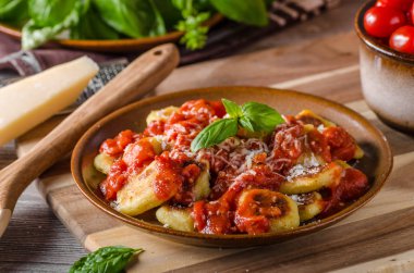 Kavrulmuş gnocchi domates sosu ile