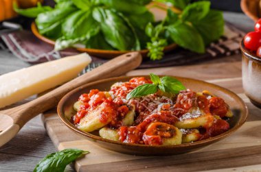 Kavrulmuş gnocchi domates sosu ile