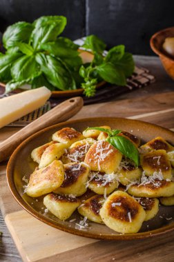 Peynir ve otlar ile gevrek gnocchi