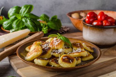 Peynir ve otlar ile gevrek gnocchi