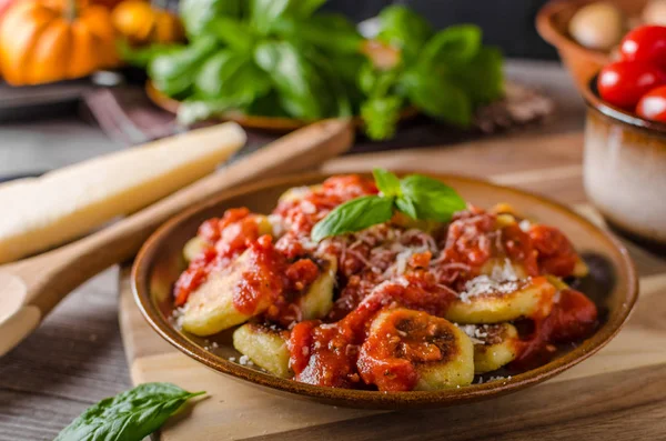 Roasted gnocchi with tomato souce — Stock Photo, Image