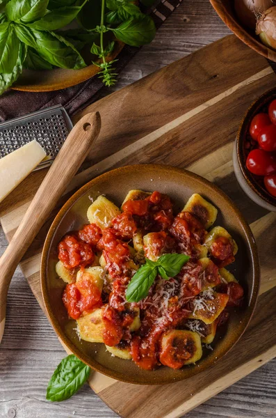 Kavrulmuş gnocchi domates sosu ile