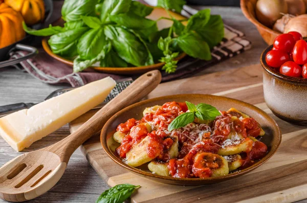 Roasted gnocchi with tomato souce — Stock Photo, Image