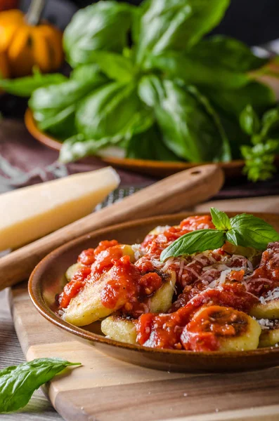 Pieczone gnocchi z sosem pomidorowym — Zdjęcie stockowe