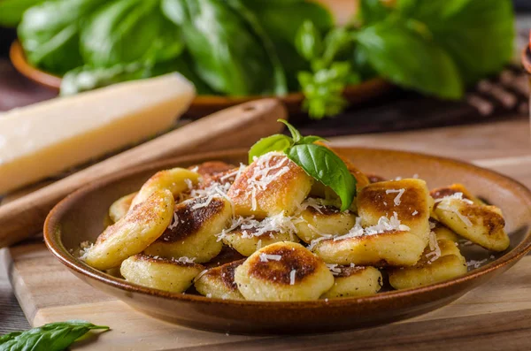 Knusprige Gnocchi mit Käse und Kräutern — Stockfoto