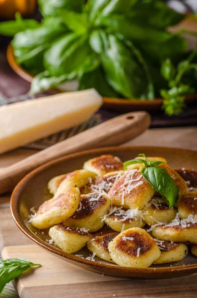 Gnocchi crujiente con queso y hierbas —  Fotos de Stock