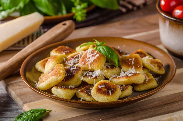 Crispy gnocchi with cheese and herbs — Stock Photo, Image