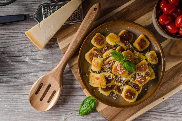 Gnocchi crujiente con queso y hierbas —  Fotos de Stock