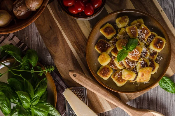 Gnocchi croccanti con formaggio ed erbe aromatiche — Foto Stock