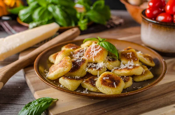 Crispy gnocchi with cheese and herbs — Stock Photo, Image