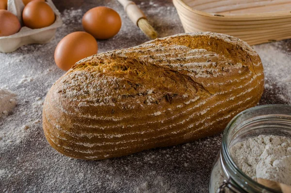 Zelfgemaakte zuurdesem brood rustiek — Stockfoto