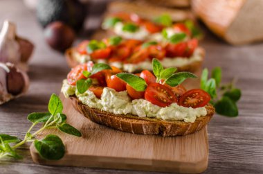 Panini otlar ile ekmek taze peynir