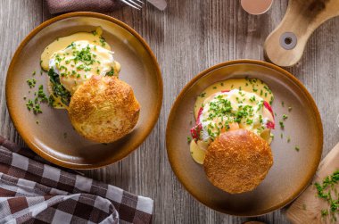 Yumurta Benedict hollandaise sosu ile