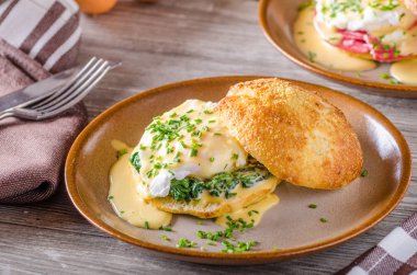 Yumurta Benedict hollandaise sosu ile