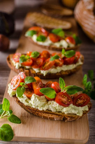 Pão panini de queijo fresco com ervas — Fotografia de Stock