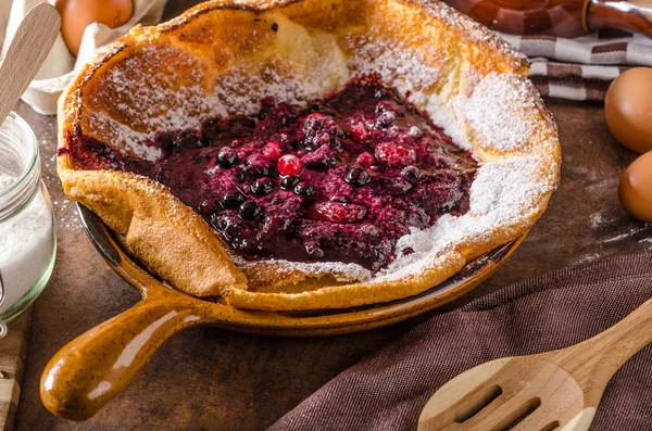 Nederlandse baby pannenkoek met bessen — Stockfoto