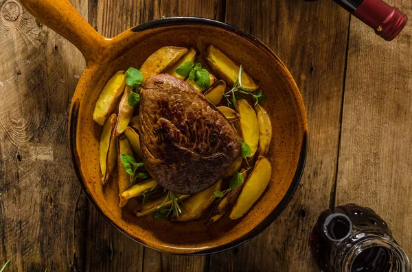 Beef steak with herbs and wine — Stock Photo, Image