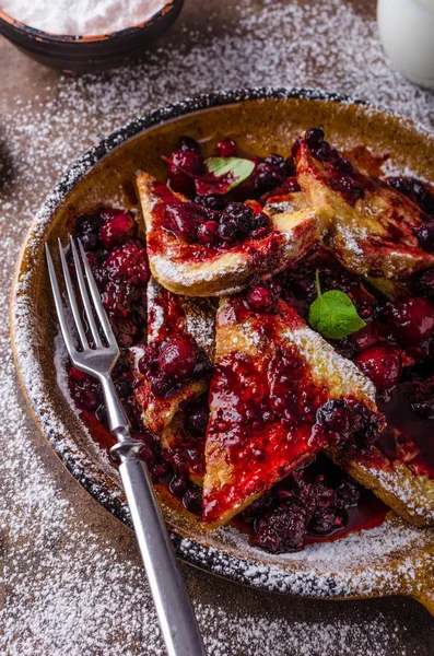 Французький toats з лісовими ягодами — стокове фото