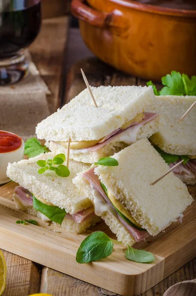 Bio sandwich con maionese, formaggio e prosciutto — Foto Stock