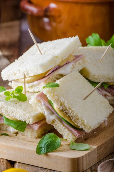 Bio sandwich con maionese, formaggio e prosciutto — Foto Stock