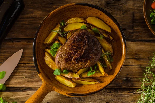 Beef steak with herbs and wine — Stock Photo, Image