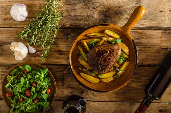 Bistecca di manzo con erbe e vino — Foto Stock