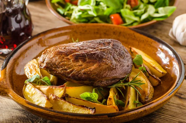 Bife de carne com ervas e vinho — Fotografia de Stock