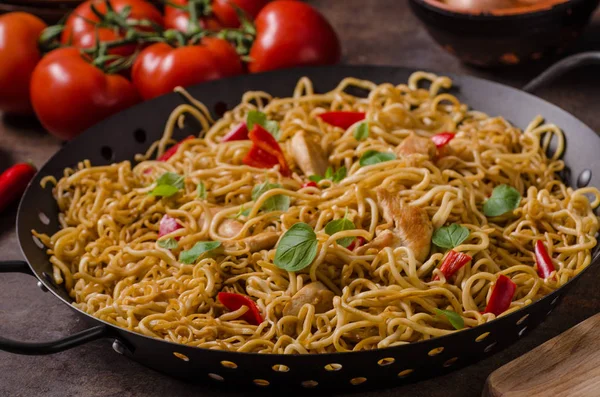 Macarrão chinês frango — Fotografia de Stock