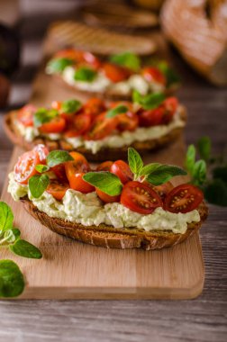 Panini otlar ile ekmek taze peynir