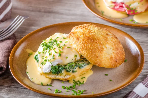 Egg benedict with hollandaise sauce — Stock Photo, Image