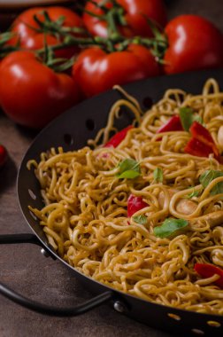 Çin eriştesi tavuk