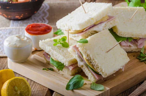 Bio sandwich con maionese, formaggio e prosciutto — Foto Stock